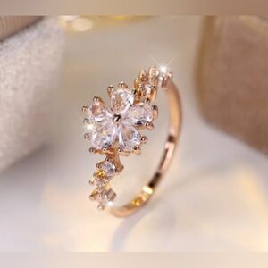 5/20 Elegant Gold Floral Ring Size 8